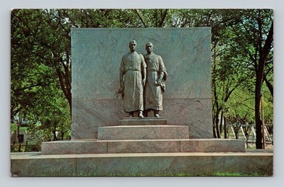 Mayo Memorial Rochester MN Postcard - Dr. Mayo Brothers Monument 1952