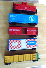 FIVE MIXED HO SCALE FREIGHT CARS - FOR PARTS OR REPAIR - LOT DD