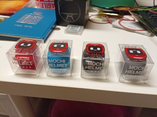 Mochi Helm Paket 4 Stück Rot Blau Grau Schwarz Brandneu - Bild 1 von 3