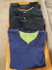 Bundle of 5 Woman’s size medium scrubs tops multiple brands 4 black 1 blue 