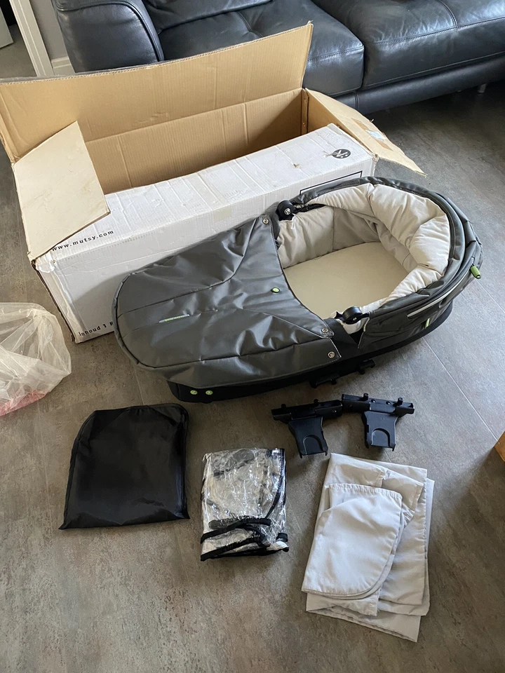 Cuna Mutsy para silla de paseo / cochecito / cochecito - adaptadores grises para cubierta de lluvia en muy buena condición Foto 3 de 3