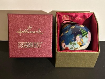 Hallmark Peanuts Ne QWA Ne'QWA Charlie Brown Linus Hand-Painted Glass Ornament