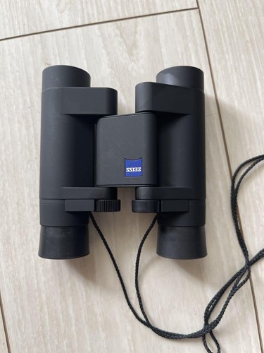 Zeiss Victory Compact 8x20 T* Binoculars with Case - Picture 2 of 12