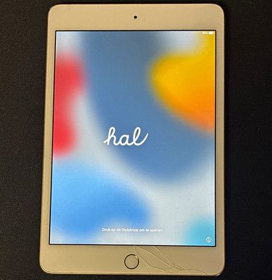 Apple iPad mini A1538 7.9in 16GB Wi-Fi Silver iOS Tablet (Cracked Screen)