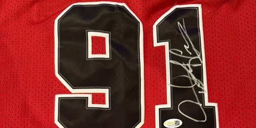 CAMISETA DE LOS CHICAGO BULLS HOF FIRMADA POR DENNIS RODMAN FINAL AUTOMÁTICA M&N ¡CON TESTIGO DE JSA!! - Imagen 2 de 4