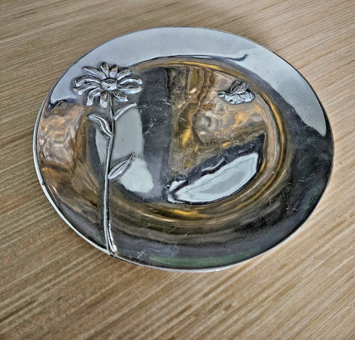 Mariposa Billante Decorative Flower and Bee Cast Aluminum Plate 10"