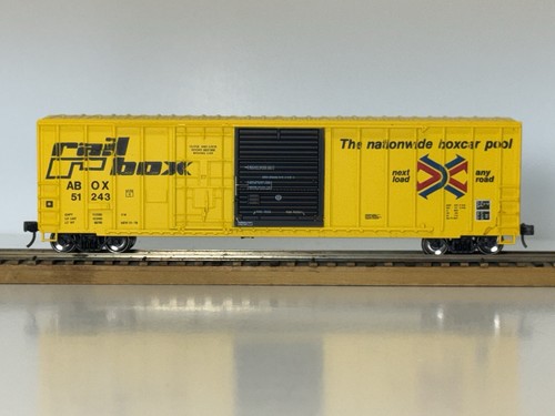 Escala HO, casa redonda, caja de rieles, amarillo 50’ vagón de carga de una sola puerta # ABOX-51243 | Zustand: Used