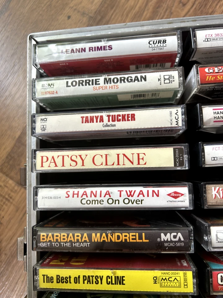 24 кассеты/футляр с музыкой кантри — Джордж Джонс, Вилли, Пэтси Клайн и другие — 2 - Изображение 2 из 4