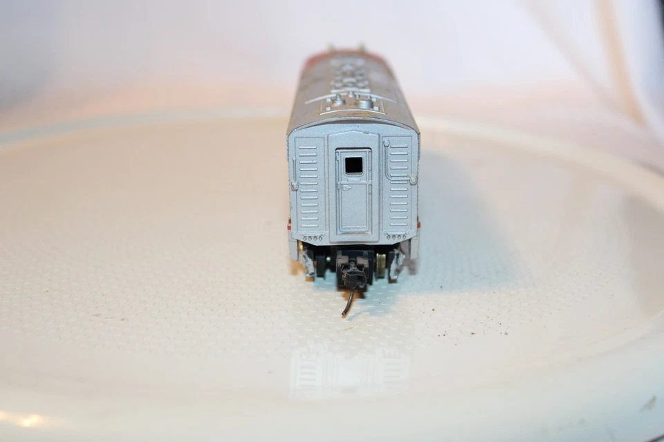 HO Scale Tyco, F7A Unit Diesel Locomotive Santa Fe Warbonnet #4015 KD's - Image 4 of 4