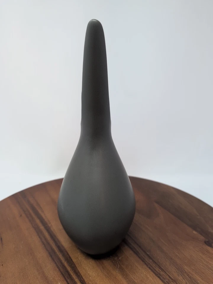 Vaso Deco Art Crate Barrel CB2 Moderno Abstrato Cinza Fosco Matiz Oliva 11,25" X 6" - Imagem 2 de 4