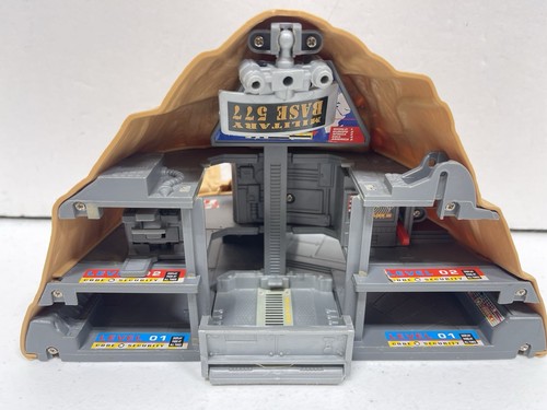 Lotto set Micro Machines Battle Zone Hospital, Black Tiger Delta e Secret Summit - Foto 3 di 8