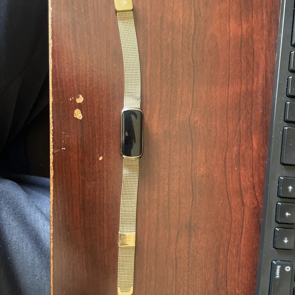 Fitbit Luxe Smart Band Fitness and Wellness Tracker, dorado con banda dorada. Foto 2 de 4