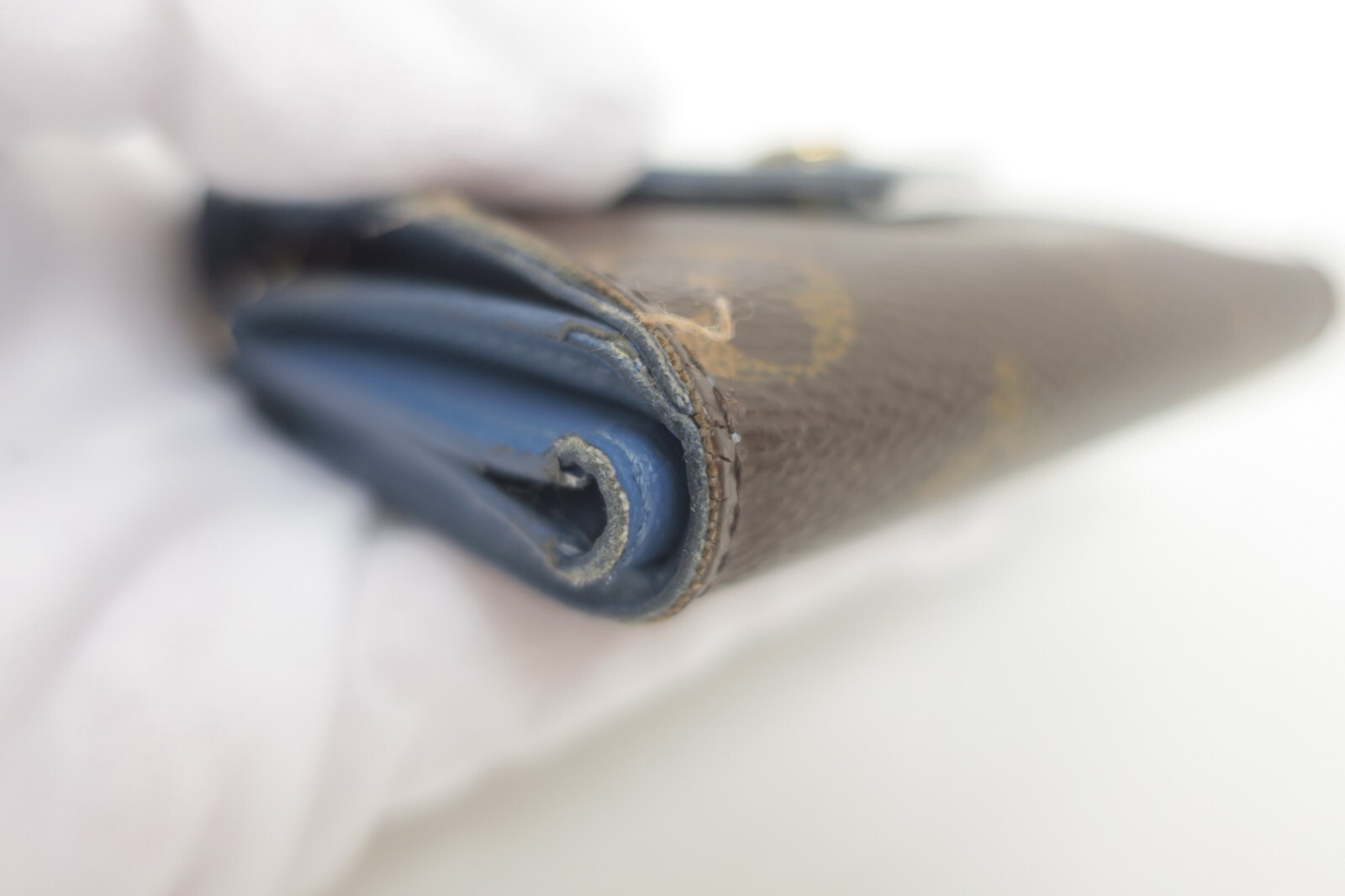 Authentic LOUIS VUITTON Monogram Zoe Compact Wallet #33630