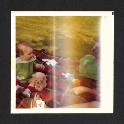Baby Plüsch Hund Gras Tartan Licht - Vintage Foto Snapshot eckig 1974