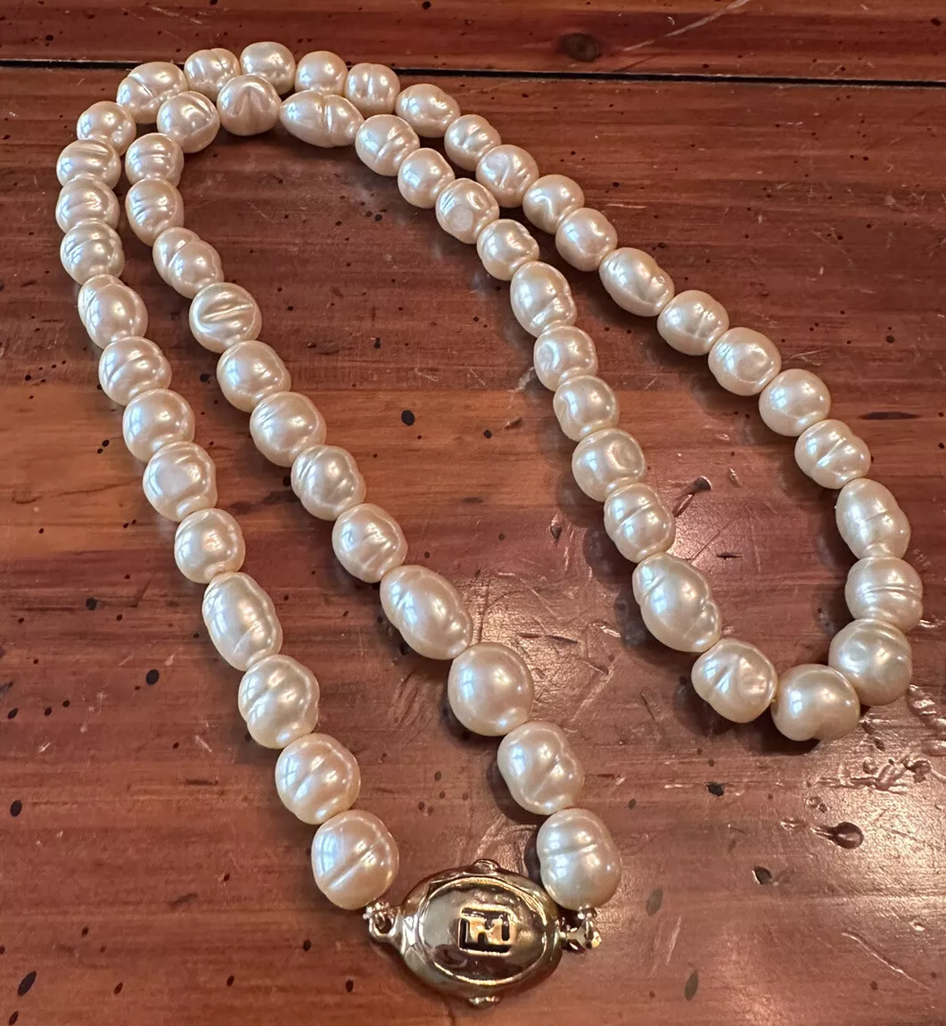 Fendi pearl necklace deals