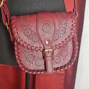 maroon crossbody bolsa