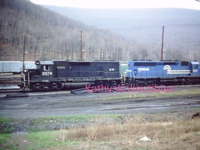 1981 Conrail CR Lokomotiven 3074 & 6163 Bahnhof 35mm Farbdia Ektachrom