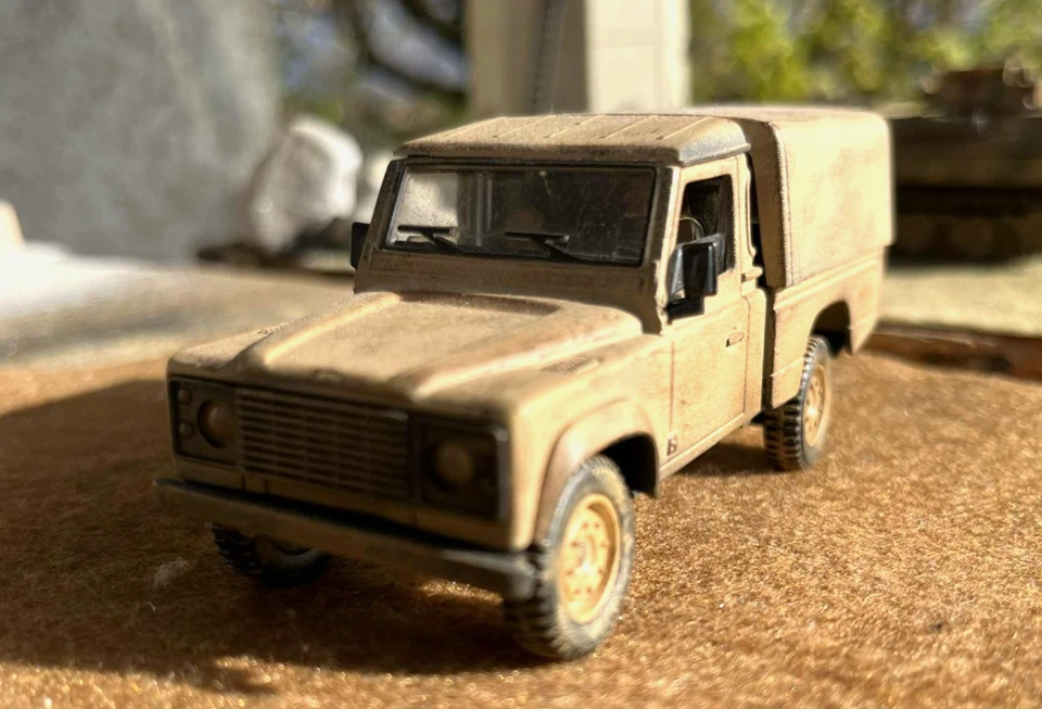 SOLIDO Militaire 1/43 LAND ROVER DEFENDER Camouflage désert sable PERSONNALISE - Photo 2/4