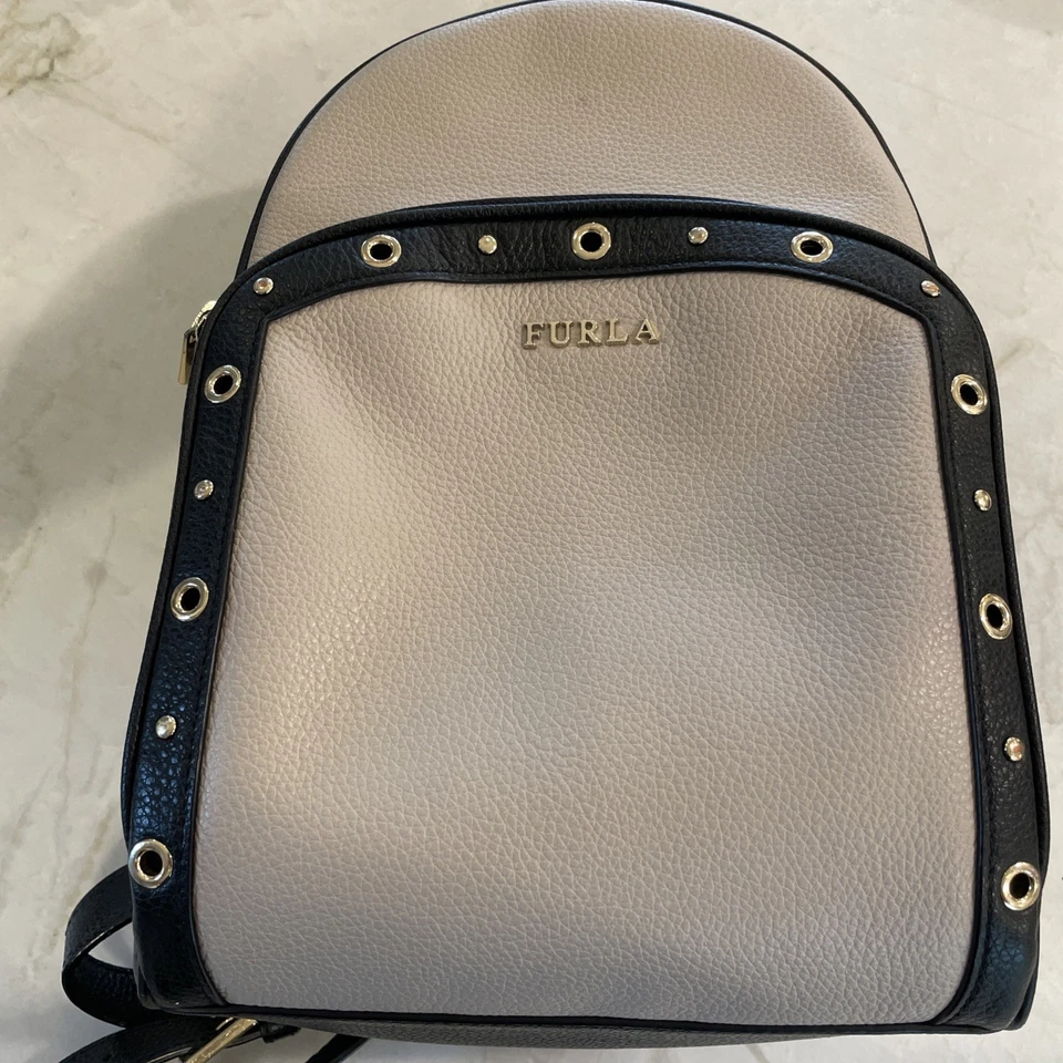 Mochila pequeña FURLA de cuero genuino talla S/M crema y negro EXCELENTE dos tonos Foto 2 de 4