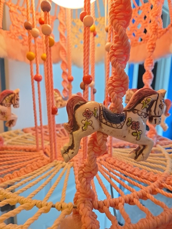 Lámpara Colgante Carrusel Macramé Vintage Años 70 con Cerámica Caballos Rosa/Crema. ¡FUNCIONA! Foto 2 de 4