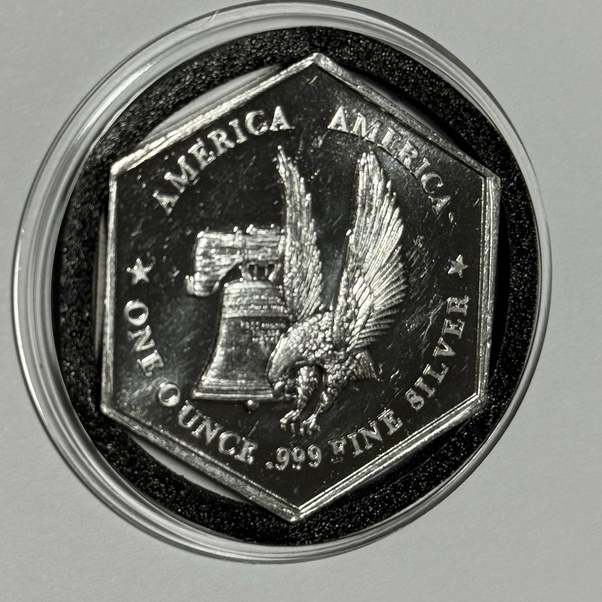 英国ヴィンテージ SILVER 1ポンド紙幣 エマージェンシー・チャーム Hexagon Shaped Coin American Eagle 1 Troy Oz .999 Fine Silver