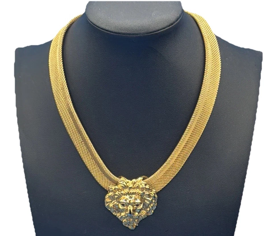 Collar de malla cabeza de león tono dorado con ojos de estrás rojo Foto 2 de 4