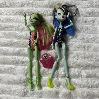 Monster High 2 Puppen Venus Mc Flytrap und Frankie Stein Swim Class
