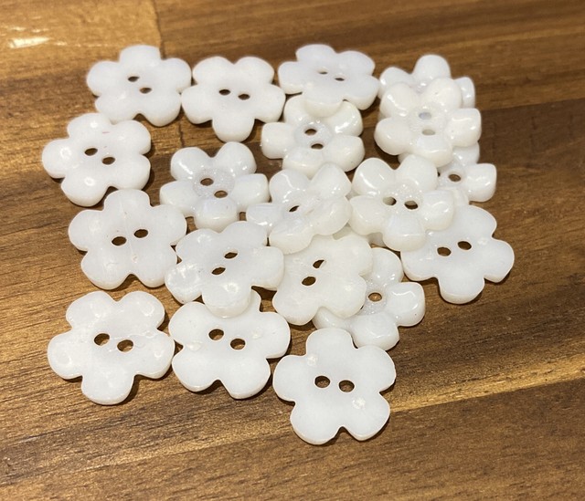 20 X White 15 mm Flower Plastic Buttons- Australian Supplier 20 X White 15 mm Flower Plastic Buttons- Australian Supplier