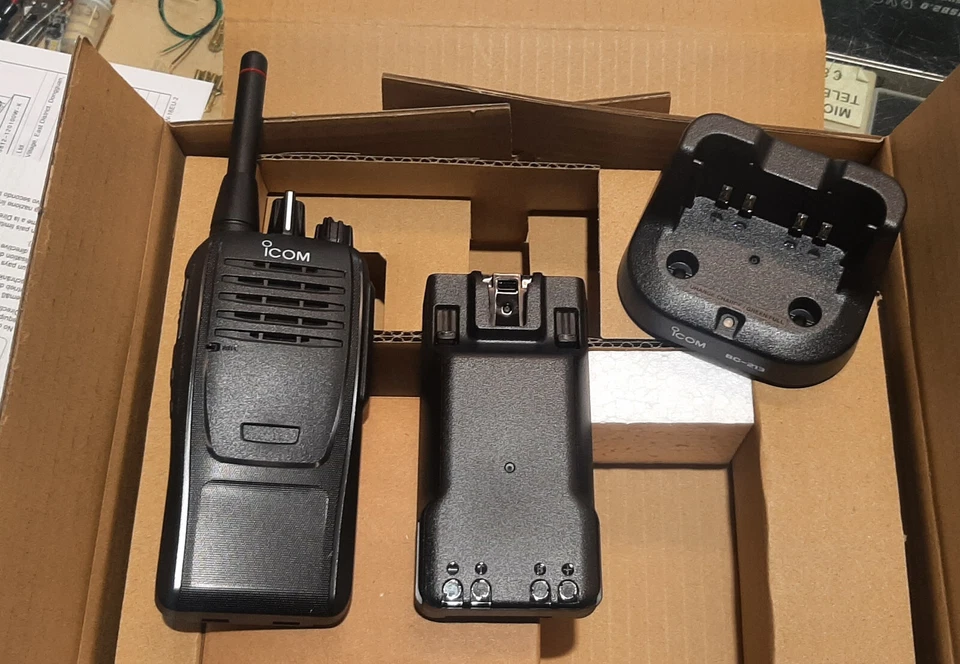 ICOM IC F29 SR2 Radio "da lavoro" PMR446 ideale per cantiere - Immagine 2 di 4