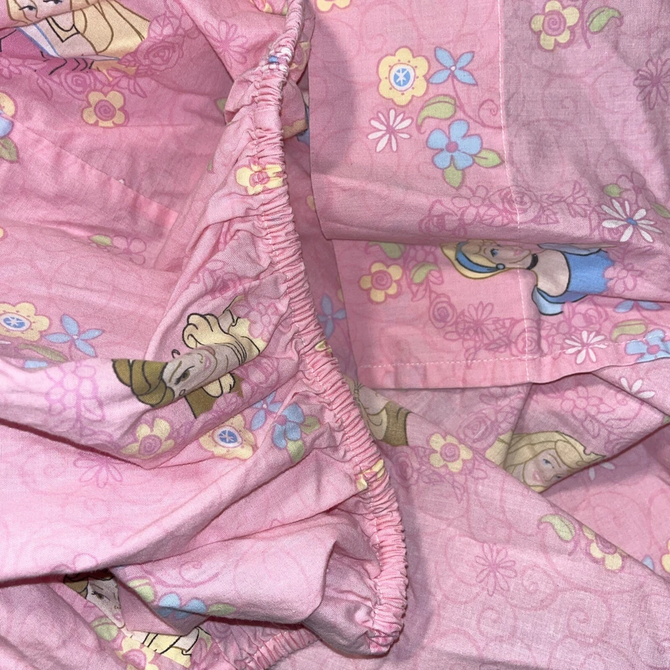 "Sábana ajustable para cuna/niño pequeño Disney Princess - Cenicienta, Bella, Aurora 50""x42""" Foto 3 de 3