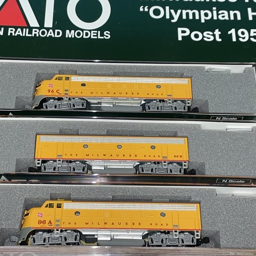 New! N-Scale Kato Milwaukee Rd & ABA Egines $690.00 - Picture 3 of 9