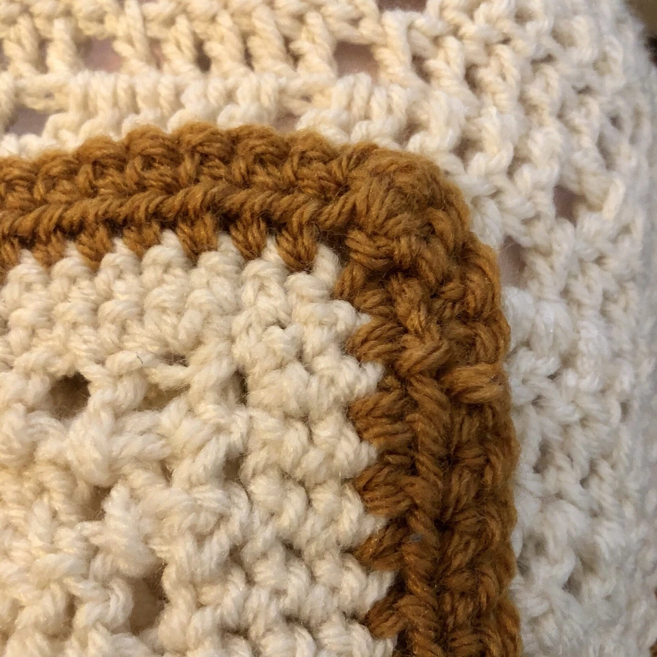 Manta bebé canguro ganchillo hecha a mano Lovey marfil marrón bolsillo 32" x 29"  Foto 4 de 4