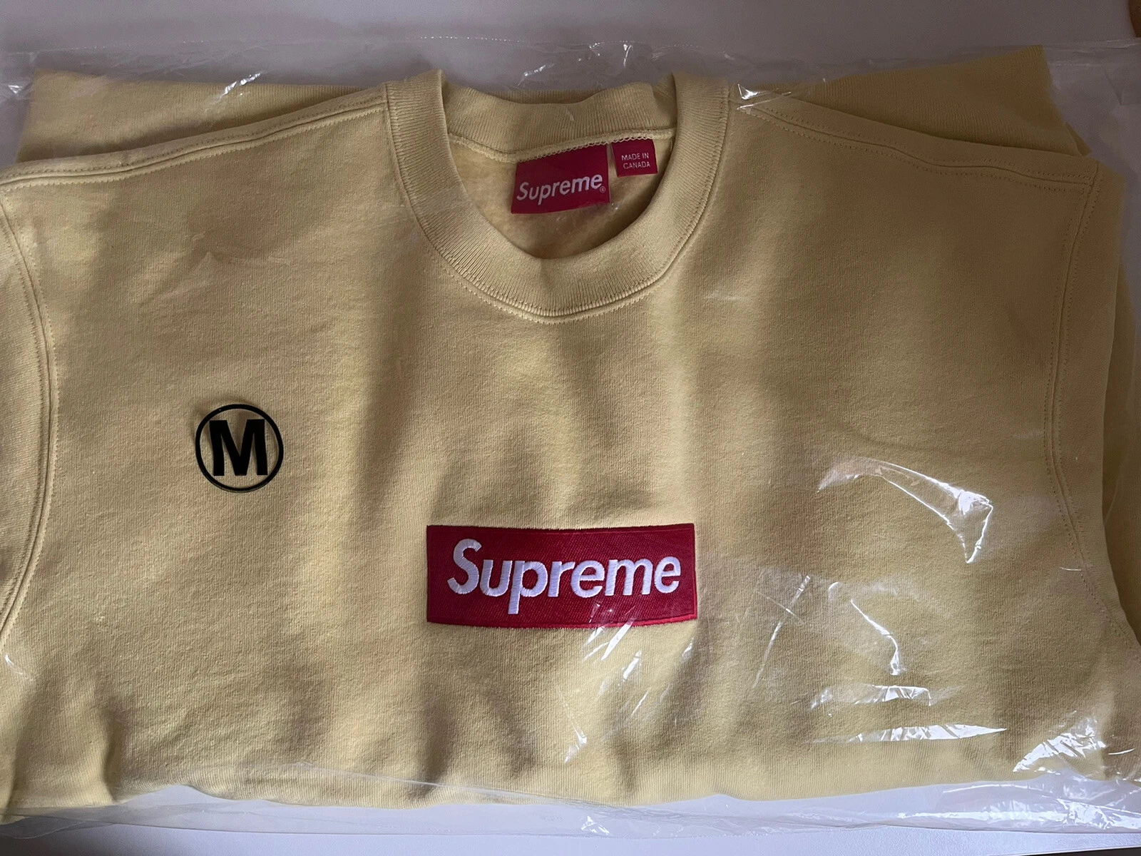 BOITE SUPREME LOGO CREWNECK JAUNE PÂLE MOYEN FW22