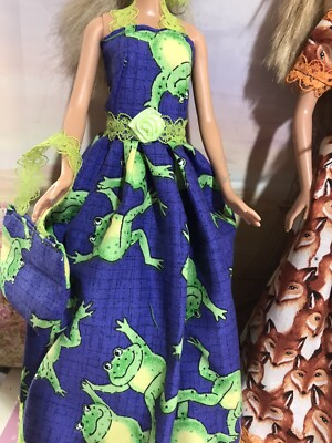Barbie Kleid Handarbeit Grün Frösche Auf Blau  