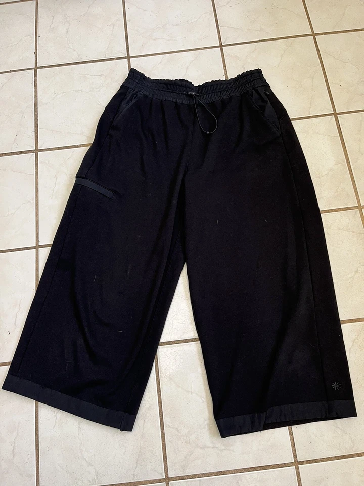 ATHLETA ¡NUEVO! Pantalones cargo utilitarios recortados de pierna ancha de tiro alto negros talla M Foto 2 de 4