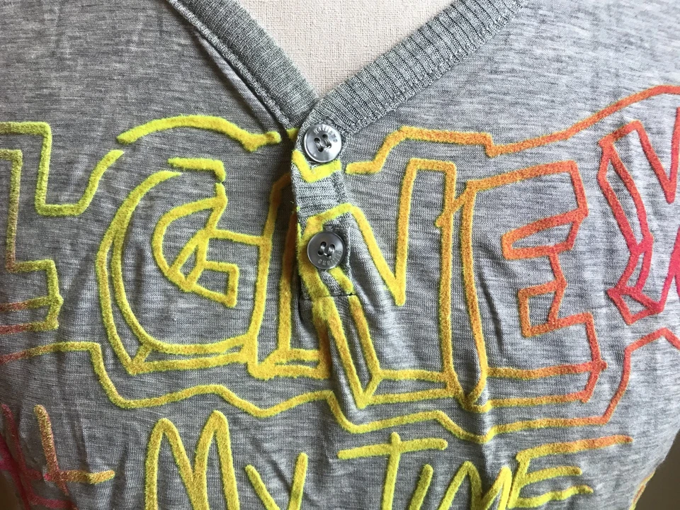 CAMISA GALLIANO by JOHN GALLIANO SERAFINO GRIS CUELLO EN V HENLEY NEÓN ESTAMPADO FRONTAL L Foto 3 de 4