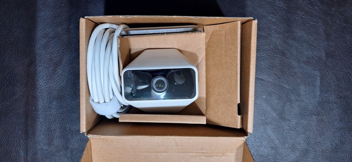 ジャパンテクノロジー　カムイ　② NEW Xfinity XCAM2 HD Indoor Outdoor Security Camera SCHC2AEW