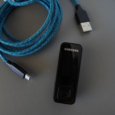 Samsung YP-F3QB MP3 Player 2GB Sports Clipper With Charging/Data Cord