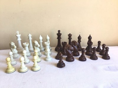 Vtg Mixed Lot Of 30 Mid Century Modern Brown Cream Bakelite Plastic Chess Pieces
