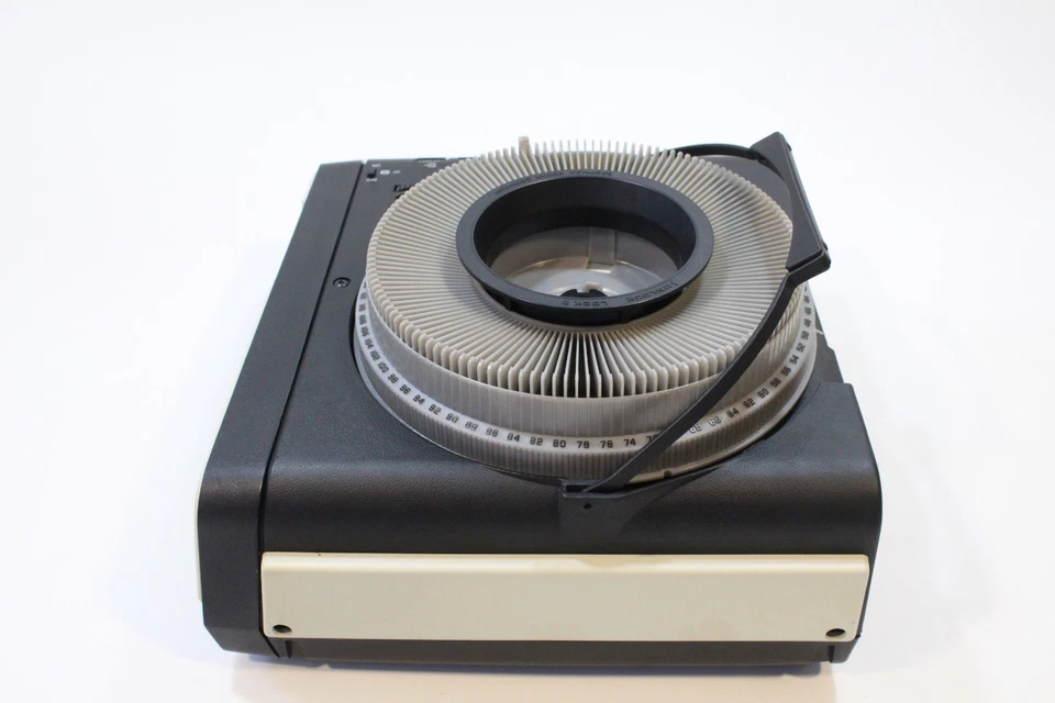 Leitz Pradolux RT 300 Carousel Slide Projector with Remote - Image 4 of 4