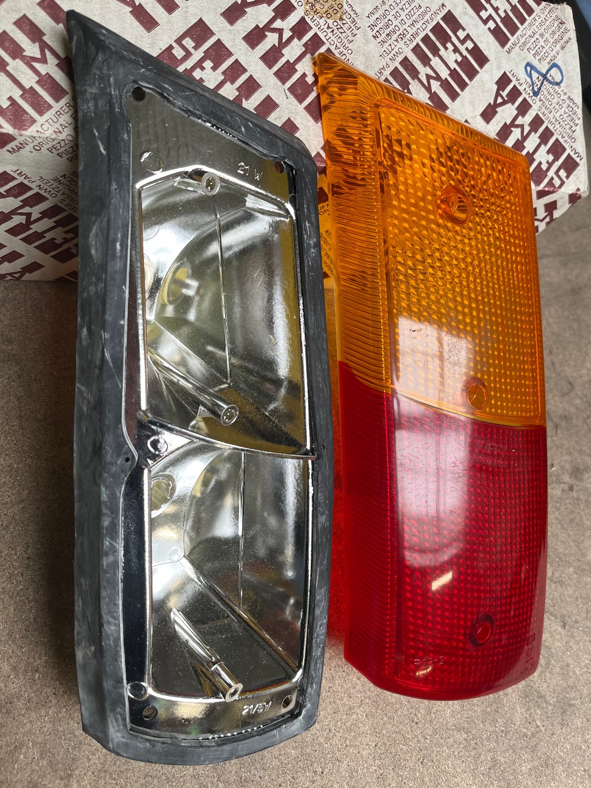 Feu arriere gauche Renault R5 neuf pour réparer phare Seima cassé