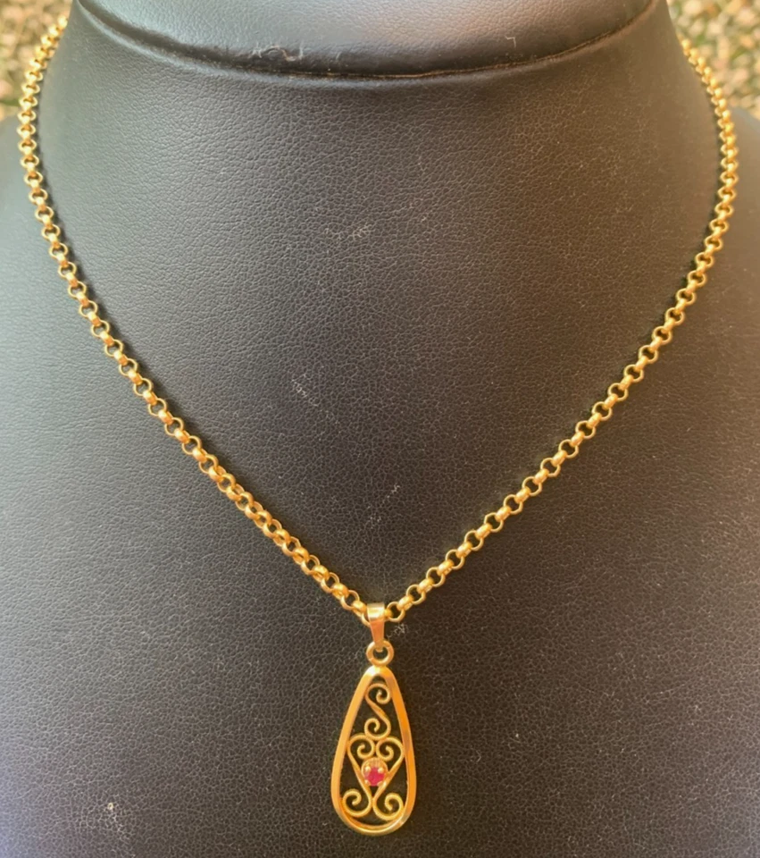 SUPERBE RARE PENDENTIF, EPOQUE 1900, EN OR JAUNE 18 CARATS, FILIGRANES ET RUBIS - Photo 3/4