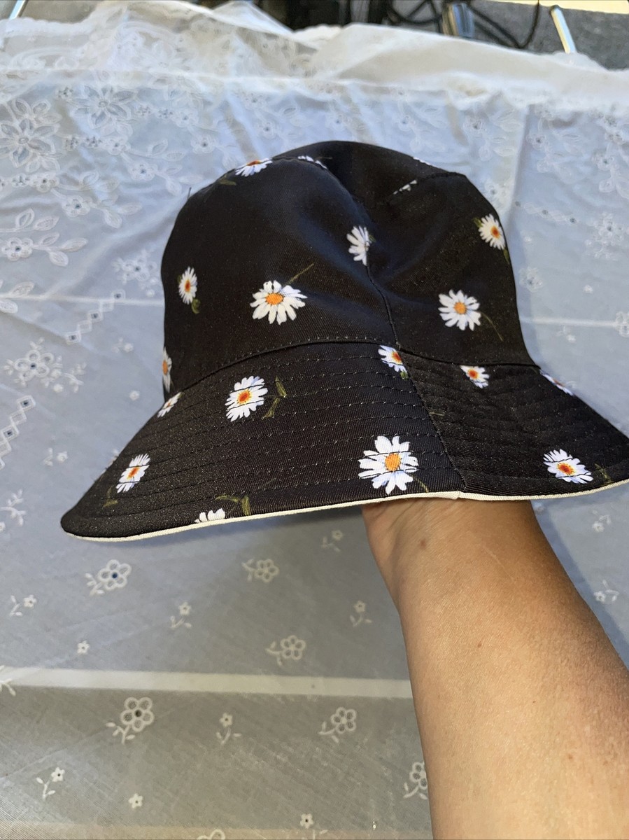 Alice + Olivia  lack and daisy floral bucket hat NWT Alice + Olivia Bucket Hat Black White Daisy Floral  main image 2