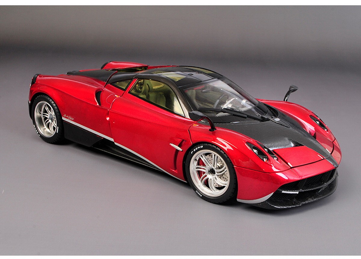 701-017 GT AUTOS 1/18 パガーニ ウアイラ Red 1/18 Scale Pagani Huayra Red Diecast Car Model Toy