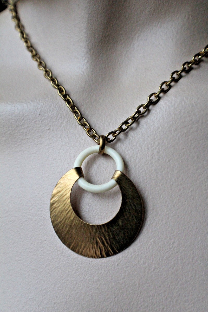 MARJORIE BAER TEXTURED BRASS WHITE RESIN CIRCLE NECKLACE 16