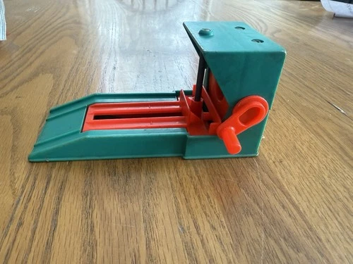 Vintage Fisher Price Little People Garage Car Lift 930