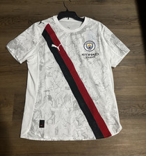 Camiseta deportiva PUMA Manchester City KidSuper talla M blanca roja negra gris a rayas