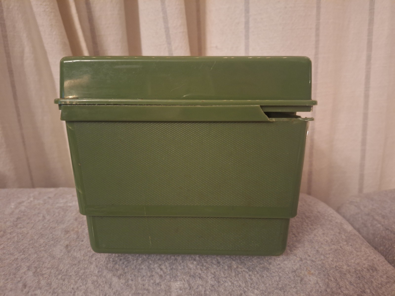 VINTAGE GREEN PLASTIC SEWING CRAFTS STORAGE BOX CASE WITH 1 TRAY AND MATERIALS 
