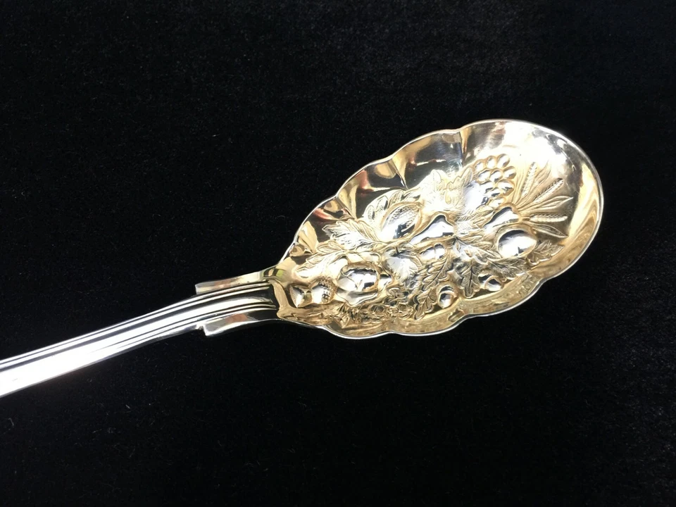 Cuchara para servir WA Sheffield England Berry Fruit Gold, 9" de largo Foto 2 de 4