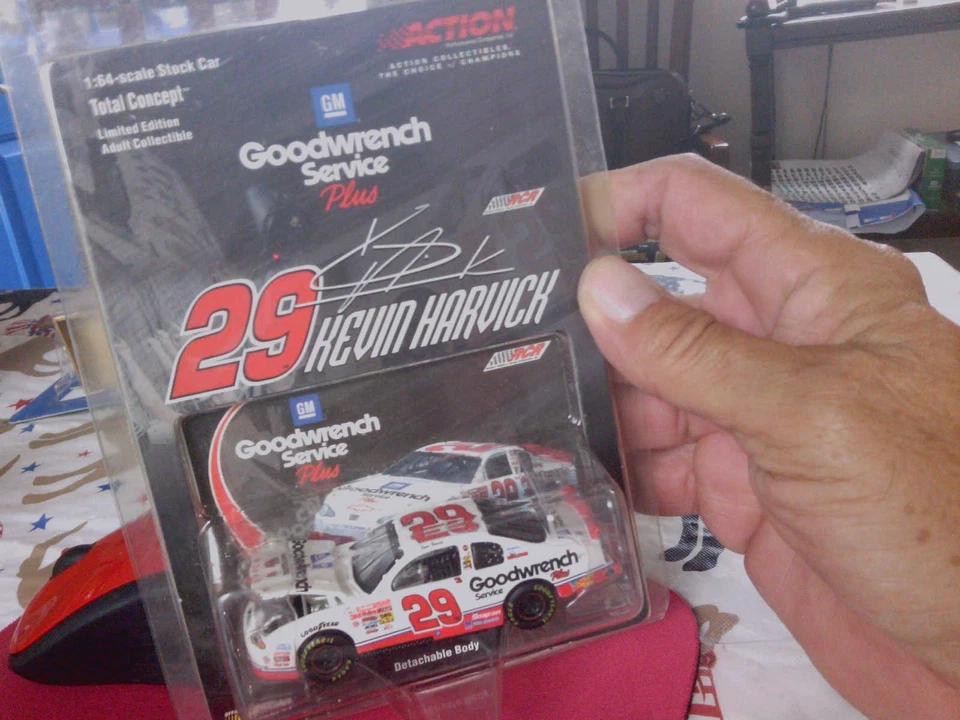 Kevin Harvick #29 GM Goodwrench Service Plus 2001 Monte Carlo Acción 1:64 Foto 2 de 2